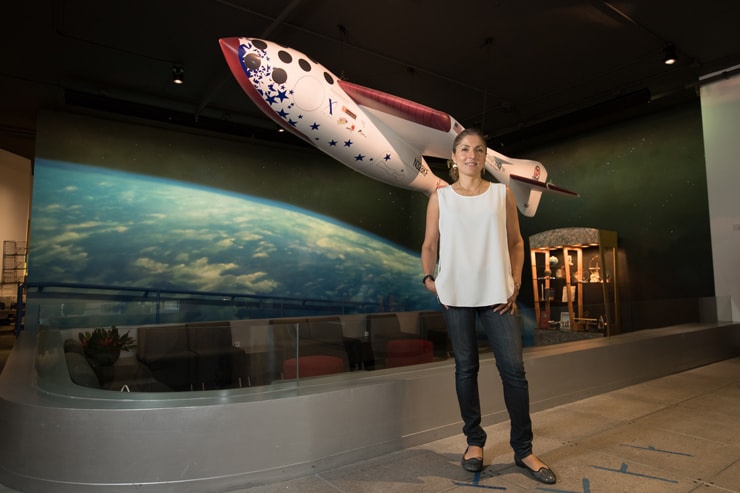 自らの名を冠した有人サブオービタル飛行の賞金レース「アンサリXプライズ」で優勝した宇宙船「スペースシップ・ワン」の模型の前で