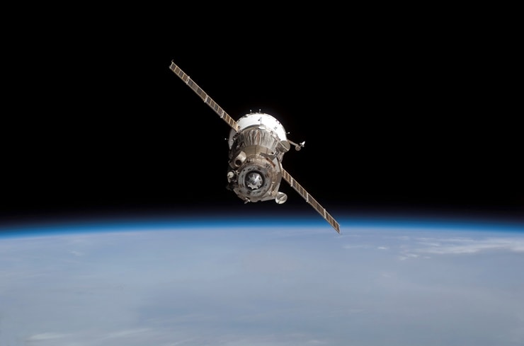 The Soyuz TMA-11 spacecraft above Earth’s horizon. ©Stocktrek Images /amanaimages