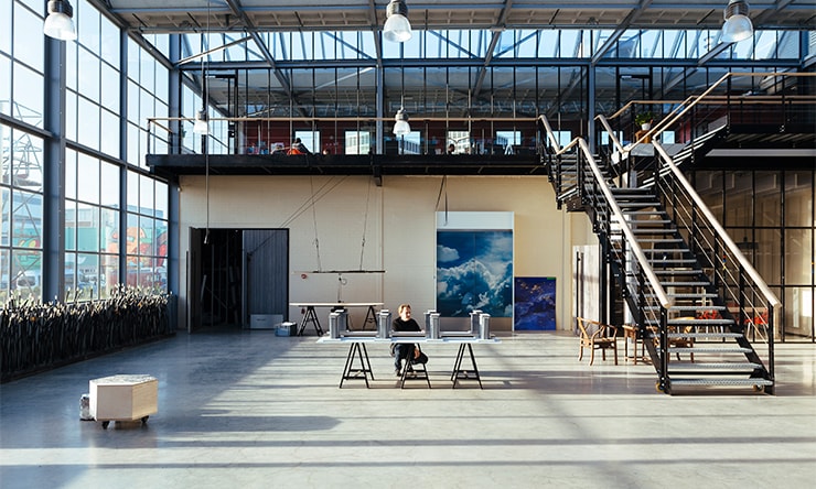 スタジオ・ローズガールデの事務所建物は「ドリームファクトリー」と呼ばれ、スタートアップ企業が集まるロッテルダムのベイエリアにある。古いインダストリアルな建物を活かしたリノベーションが特徴。建物の前はヘリコプターの発着所になっている ©Studio Roosegaarde