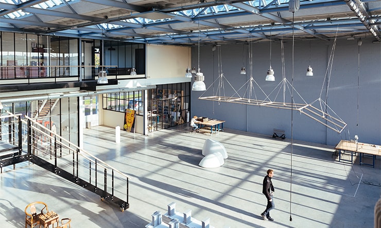 スタジオ・ローズガールデの事務所建物は「ドリームファクトリー」と呼ばれ、スタートアップ企業が集まるロッテルダムのベイエリアにある。古いインダストリアルな建物を活かしたリノベーションが特徴。建物の前はヘリコプターの発着所になっている ©Studio Roosegaarde