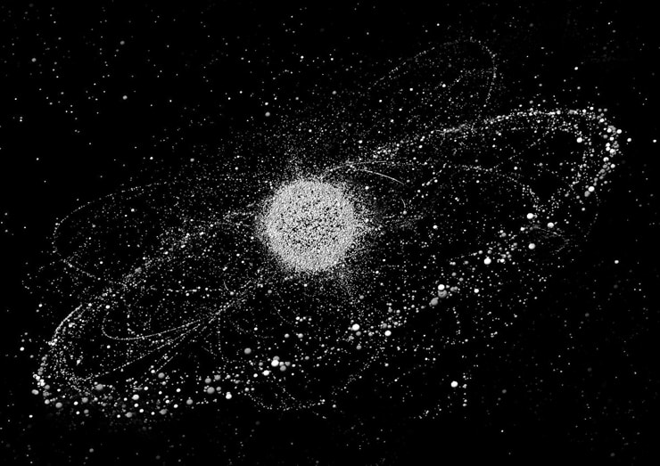 宇宙空間を漂うスペース・ウェイスト。その数は微小サイズのものも含めると数兆個と言われ、NASAを始めとした国際的な監視体制が敷かれている ©Studio Roosegaarde