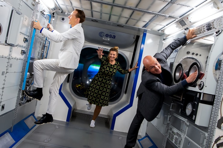 毎年10月初旬にオランダ全土で開催されるサイエンス・ウィークで、ローズガールデは2018年のアンバサダー役に任命されている。同じくオランダ人宇宙飛行士のアンドレ・カルパース（Andre Kuipers、写真右）、科学者のエヴァリン・クローン（Eveline Crone、同中央）もアンバサダーとなった。彼らの初顔合わせは、ESA（欧州宇宙機関）のオランダにおける本拠地、ノーディヴィック（Noordwijk）で行われた ©Studio Roosegaarde