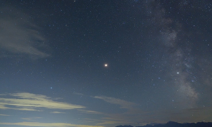 今年の夏の夜空。輝く火星（写真中央）と天の川をバックにした土星（写真右側でひときわ白く光る星） ©牛山 俊男