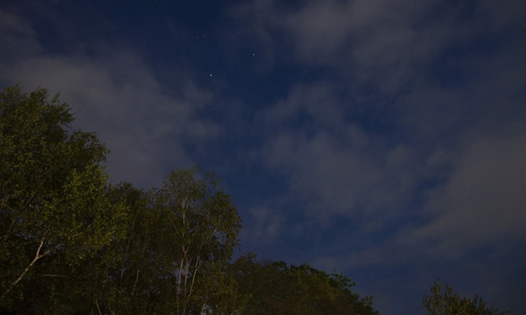 参加してくれた日本写真芸術専門学校1年生の中村 快さん撮影の星空。薄雲に透けて瞬く星たちがおさめられている