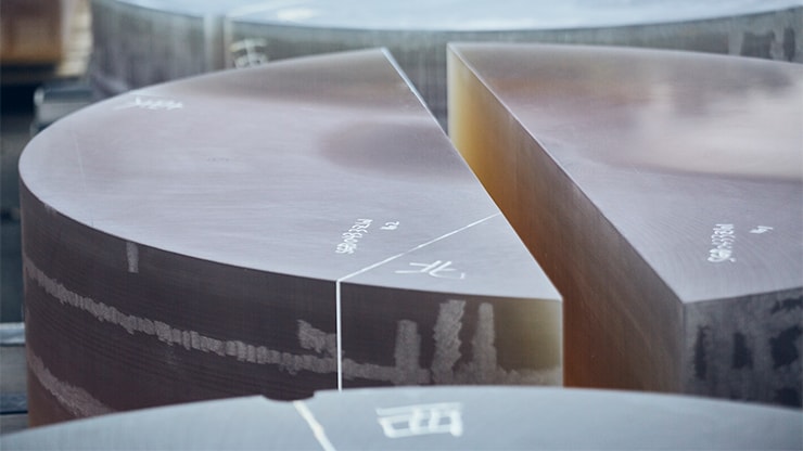 原料の調合から熔解、板状や円盤状に成型したあと、アニール（除冷）へと進む。結晶化の終了まで約3〜4ヶ月の工程を踏む