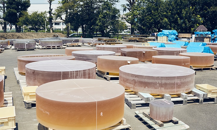 工場内にずらりと並んだクリアセラム-Zの鏡材。2013年から17年度にかけて、TMTに向けた全574枚のうち266枚を納入した