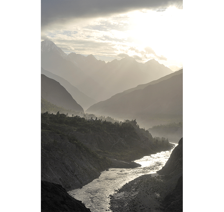 パキスタンはさまざまな鉱石の産出国。石英（クォーツ）の化学組成はSiO2（二酸化珪素）で、多くの岩石に含まれる。石英が六角柱状に自然結晶すると水晶と呼ばれる ©Natsuko Shiraki