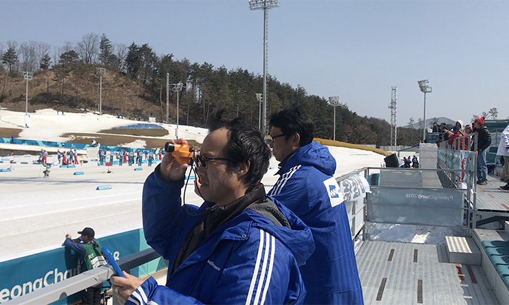 クロスカントリーのコース上にいくつかポイントを設け、二人一組で歩く。雪の中を歩いて、測っては書きとめ、測っては書きとめて情報をレポート