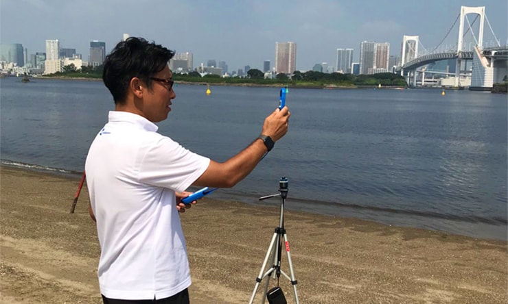ウェザーニューズ スポーツ気象チーム 浅田 佳津雄チームリーダー 2020年の東京オリンピック・パラリンピックで、トライアスロン競技が行われるお台場で気象データを観測する様子 ©Hirokuni Kanki