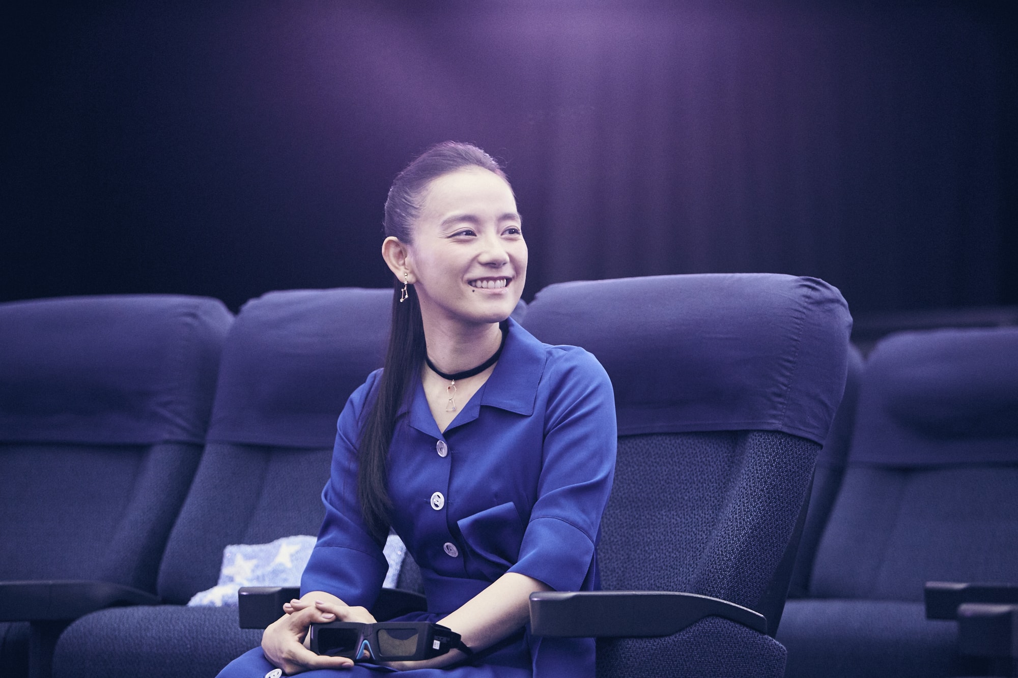 篠原 ともえ（しのはら・ともえ）／1979年東京都生まれ。文化女子大学短期大学部服装学科ファッションクリエイティブコース デザイン専攻卒業。アーティスト、ファッションデザイナー。タレント、歌手、女優、ナレーターなど幅広く活動中。天文を愛する”宙（そら）ガール”として学生時代の天文部の知識を生かし、天文ラジオ番組「東京プラネタリー☆カフェ」（TOKYO FM 80.0MHzで土曜20:30〜20:55放送中）のMCやプラネタリウムでの星空解説、ライブを開催。「天文宇宙検定」３級を取得し、2018年には「第3回宇宙開発利用大賞」（内閣府主催）の選考委員に抜擢された。著書に『星の教科書』がある。 www.tomoeshinohara.net