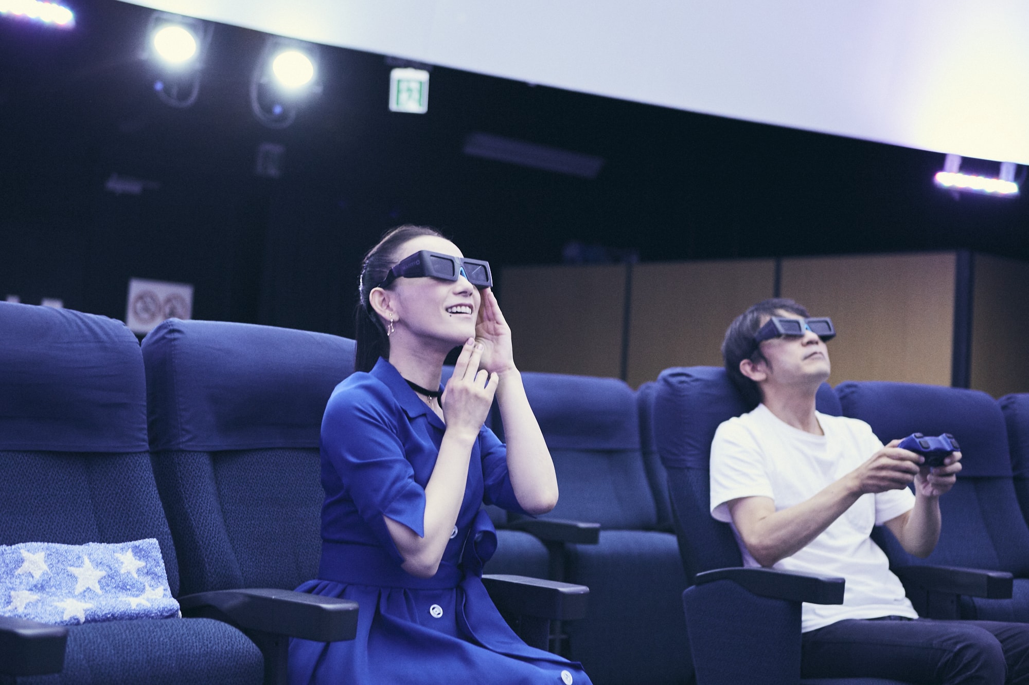国立天文台の4D2Uドームシアターでは、半球状のドーム型スクリーンに映し出された映像を、専用の3Dメガネで立体的に鑑賞。二人の目の前には惑星の素がフワフワと漂っているように見えています
