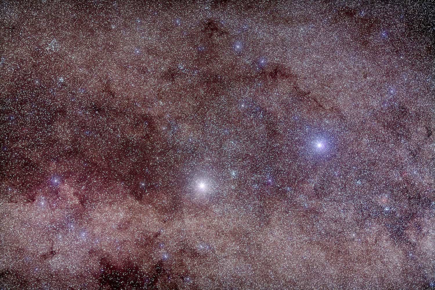 ケンタウルス座アルファ星AB（中央）と同ベータ星（右）。プロキシマ・ケンタウリの明るさは肉眼で観測ができない ©Alamy Stock Photo/amanaimages