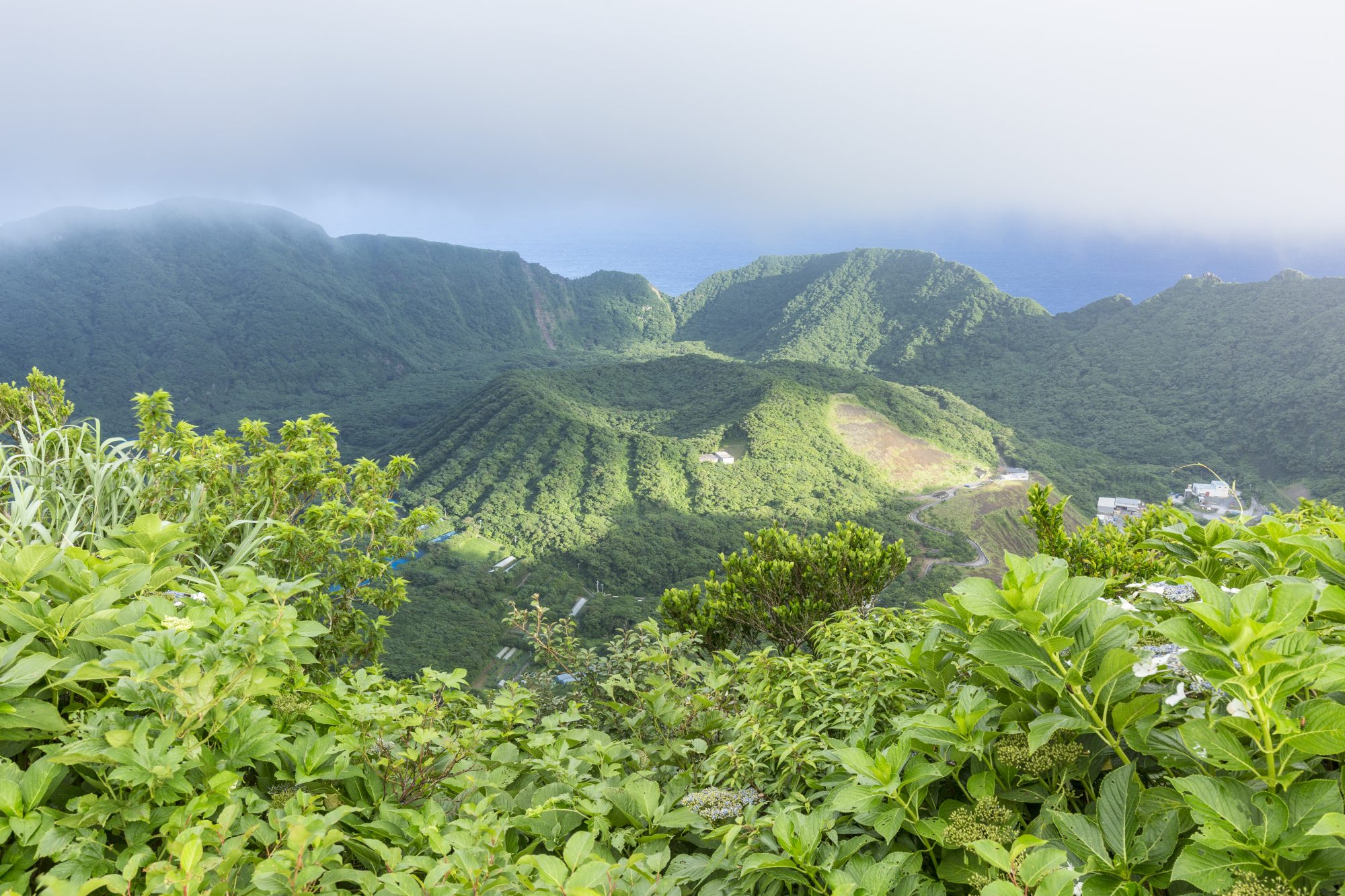 二重カルデラを持つ青ヶ島。写真は大凸部より望む丸山 ©️Jiro Tateno/SEBUN PHOTO /amanaimages