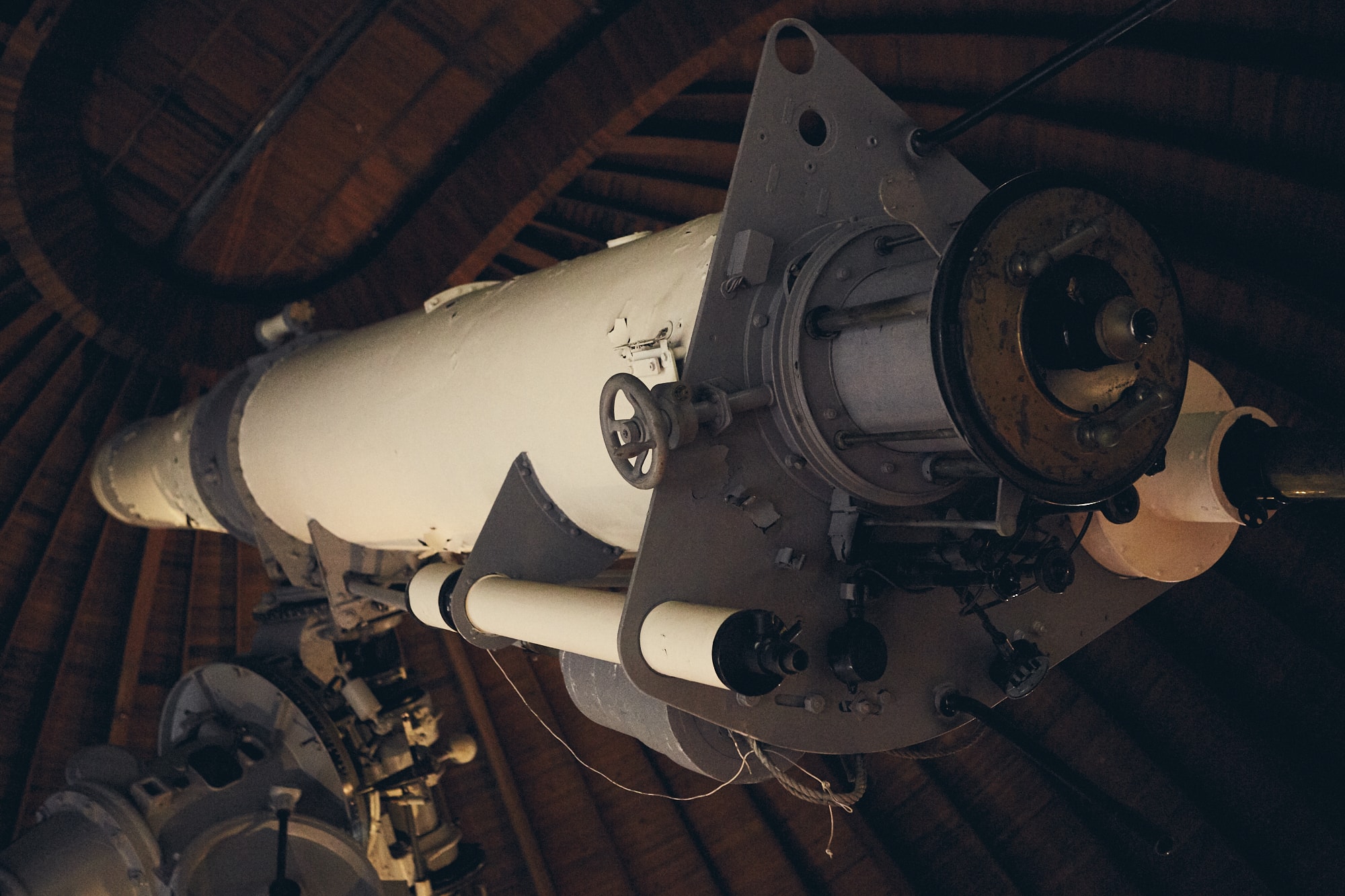 国立天文台 三鷹キャンパス 天文台歴史館（大赤道儀室）にある「65cm屈折望遠鏡」は1929年完成。焦点距離10m、日本最大の口径を誇る望遠鏡として、さまざまな観測に用いられた。木製のドームも造船技師の技が使われている貴重な建築