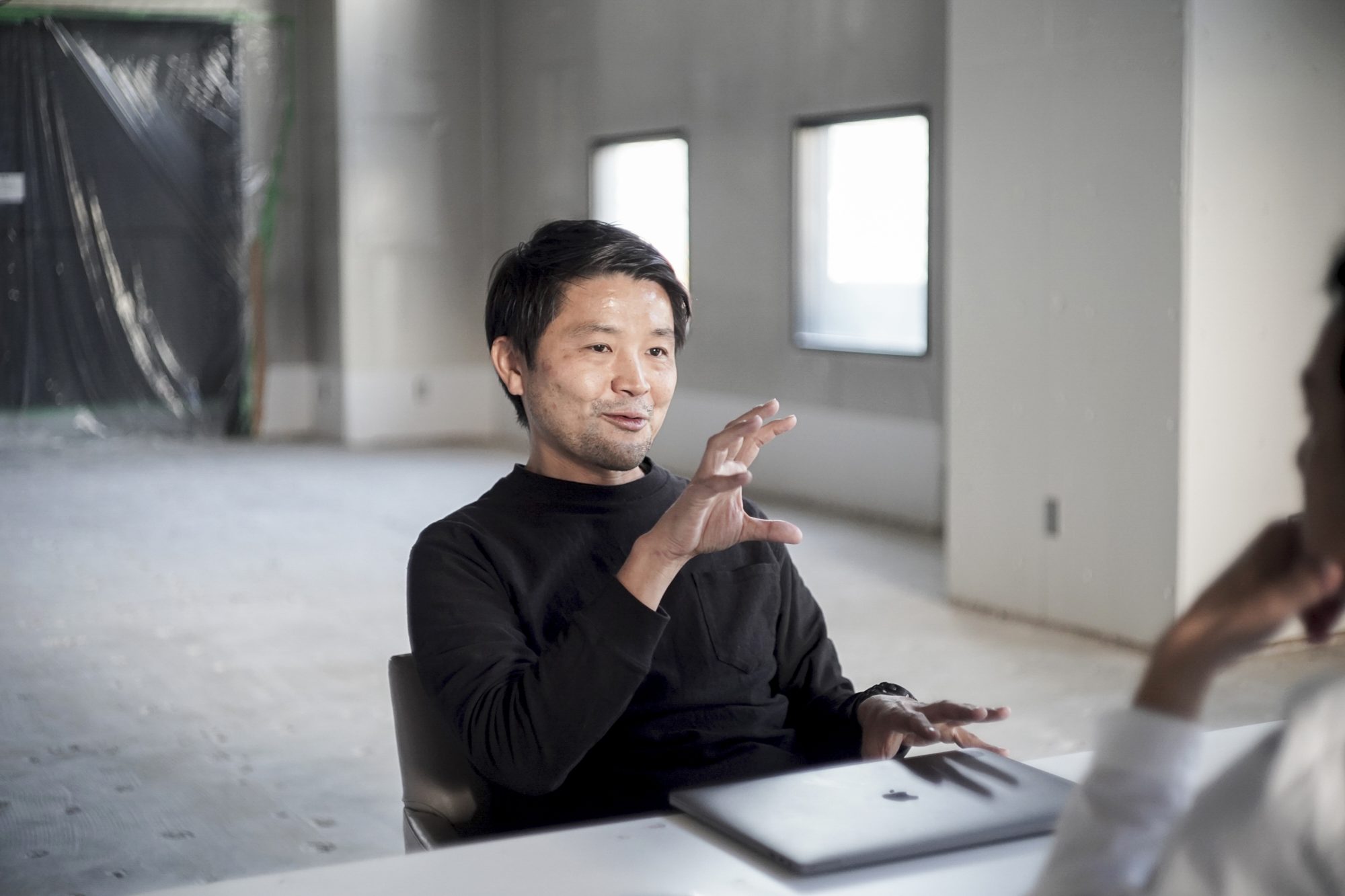 徳井 直生（とくい・なお）／1976年石川県生まれ。Qosmo 代表取締役、アーティスト、DJ。東京大学 工学系研究科 電子工学専攻 博士課程修了。博士（工学）。在学中からプログラミングを駆使した音楽・インスタレーション作品を発表するなど、活動は多岐にわたる。2009年にQosmo設立。「コンピュテーショナル・クリエイティビティ」をキーワードに、AIと人の共生による創造性の拡張の可能性を模索している。2019年4月より慶應義塾大学（SFC）大学院 政策・メディア研究科 准教授に就任予定。 http://naotokui.net/ http://qosmo.jp/