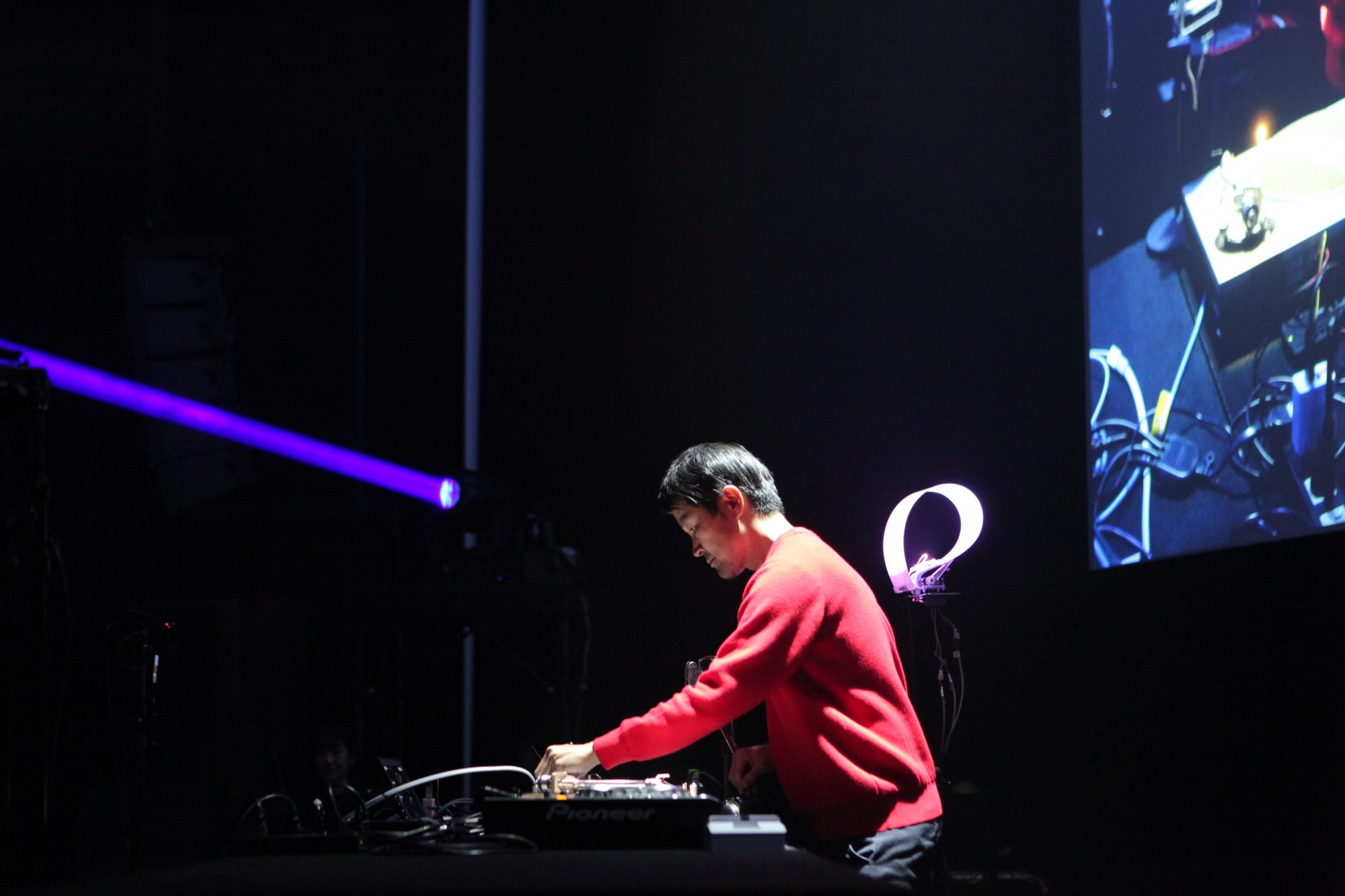 「AI DJプロジェクト」（2016〜） AIのDJと一曲ずつかけあうスタイルでのDJパフォーマンスを行う活動は現在も続いている http://aidj.qosmo.jp/ 撮影：谷 康弘 写真提供：山口情報芸術センター［YCAM］