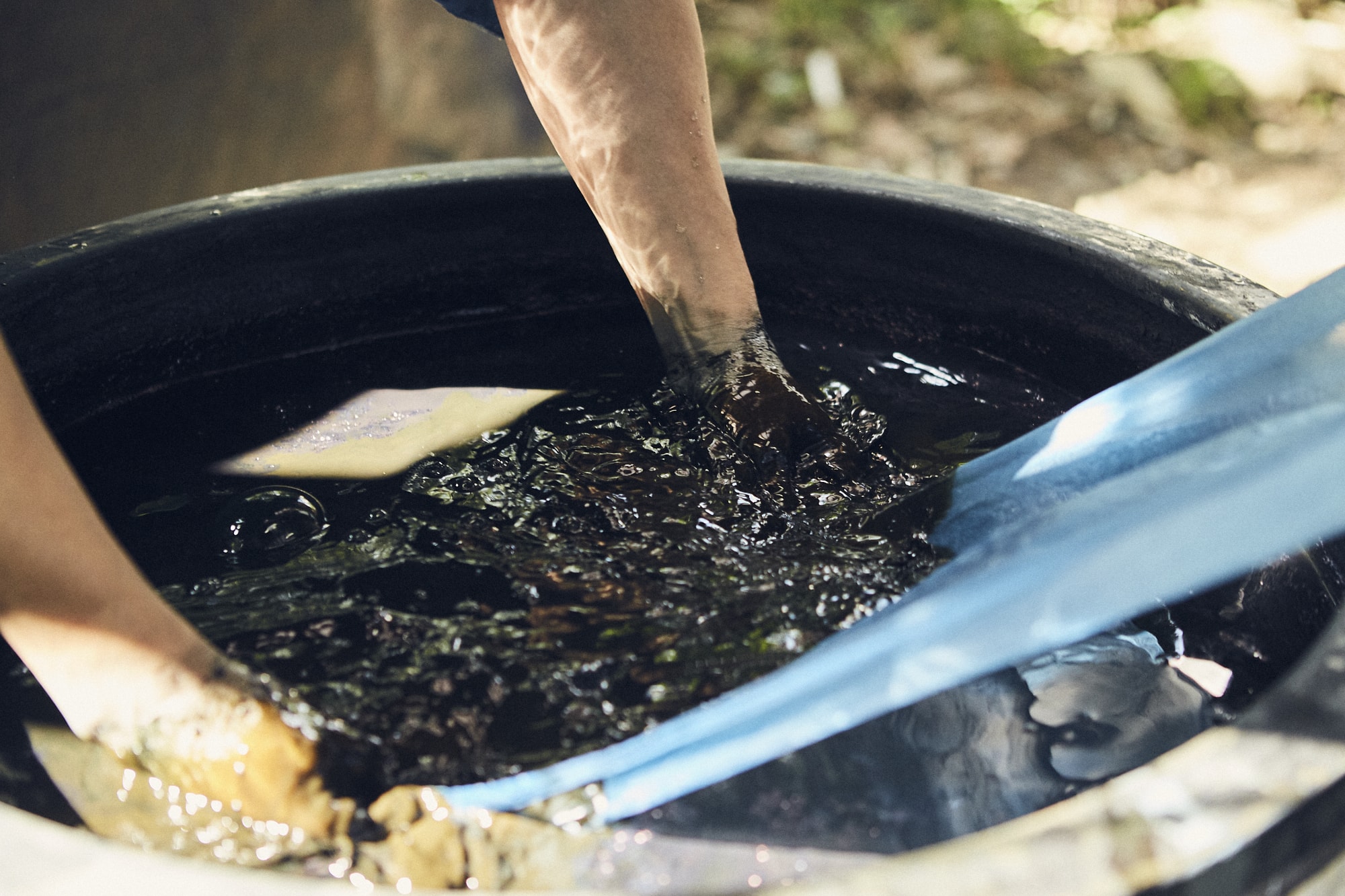 1回、染めた布をさらに2回、3回と染め上げていく