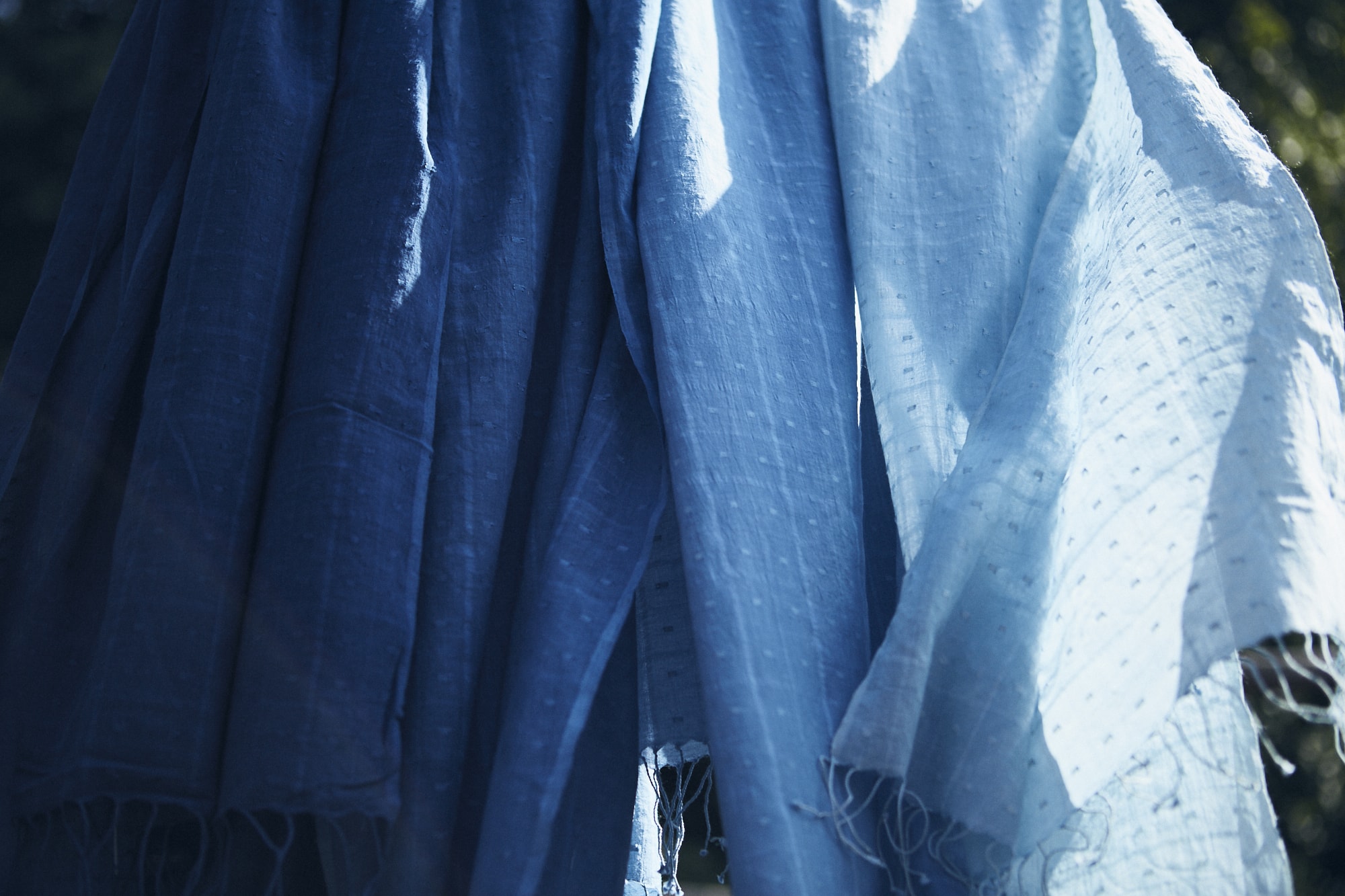 藍建てで染めた木綿。右から、1回染め、2回染め、3回染め、4回染め、5回染め