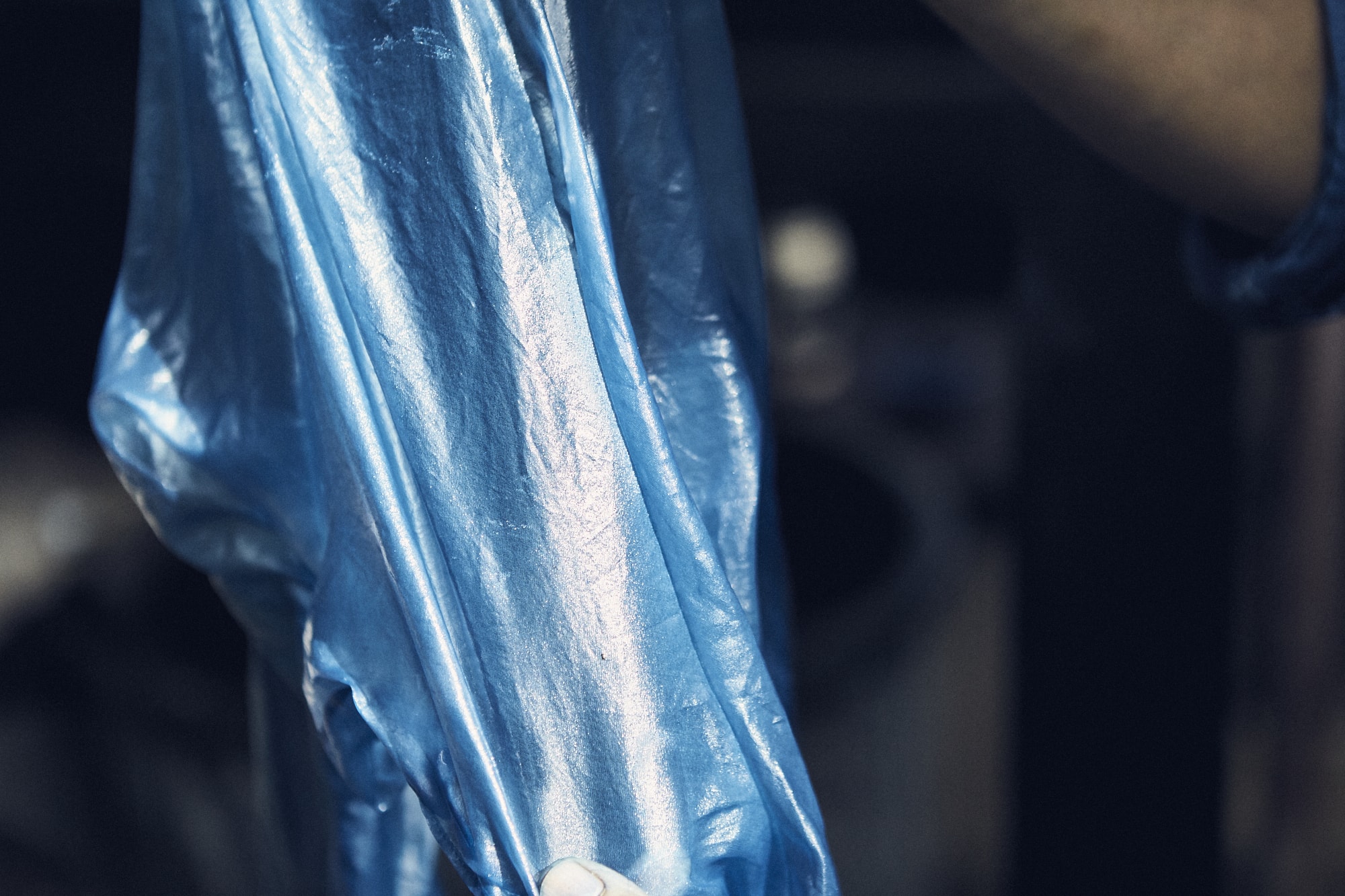 輝くような青が生まれる