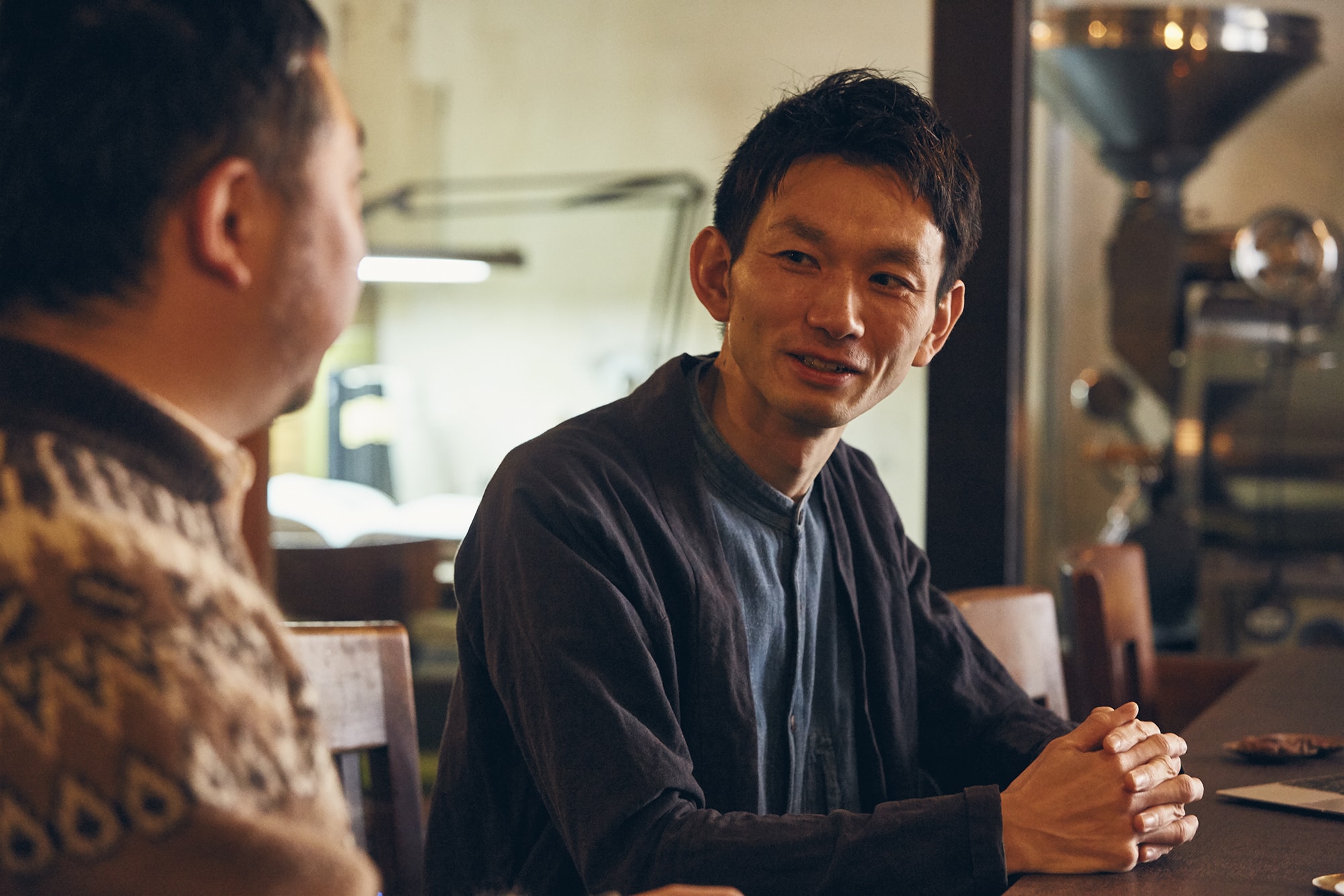 蕪木 祐介（かぶき・ゆうすけ）／1984年福島県生まれ。チョコレート技師、珈琲焙煎師。岩手大学 農学部 動物科学科卒業。在学中、盛岡で喫茶店の魅力に初めて触れる。珈琲専門店での技術研鑽の後、チョコレートへの興味も加わり、株式会社ロッテに入社。カカオ・チョコレートの研究と製品開発の仕事に携わる。2016年、東京・浅草に珈琲とチョコレートの工房兼喫茶室「蕪木」を開店。著書に『チョコレートの手引』（雷鳥社）。 http://kabukiyusuke.com