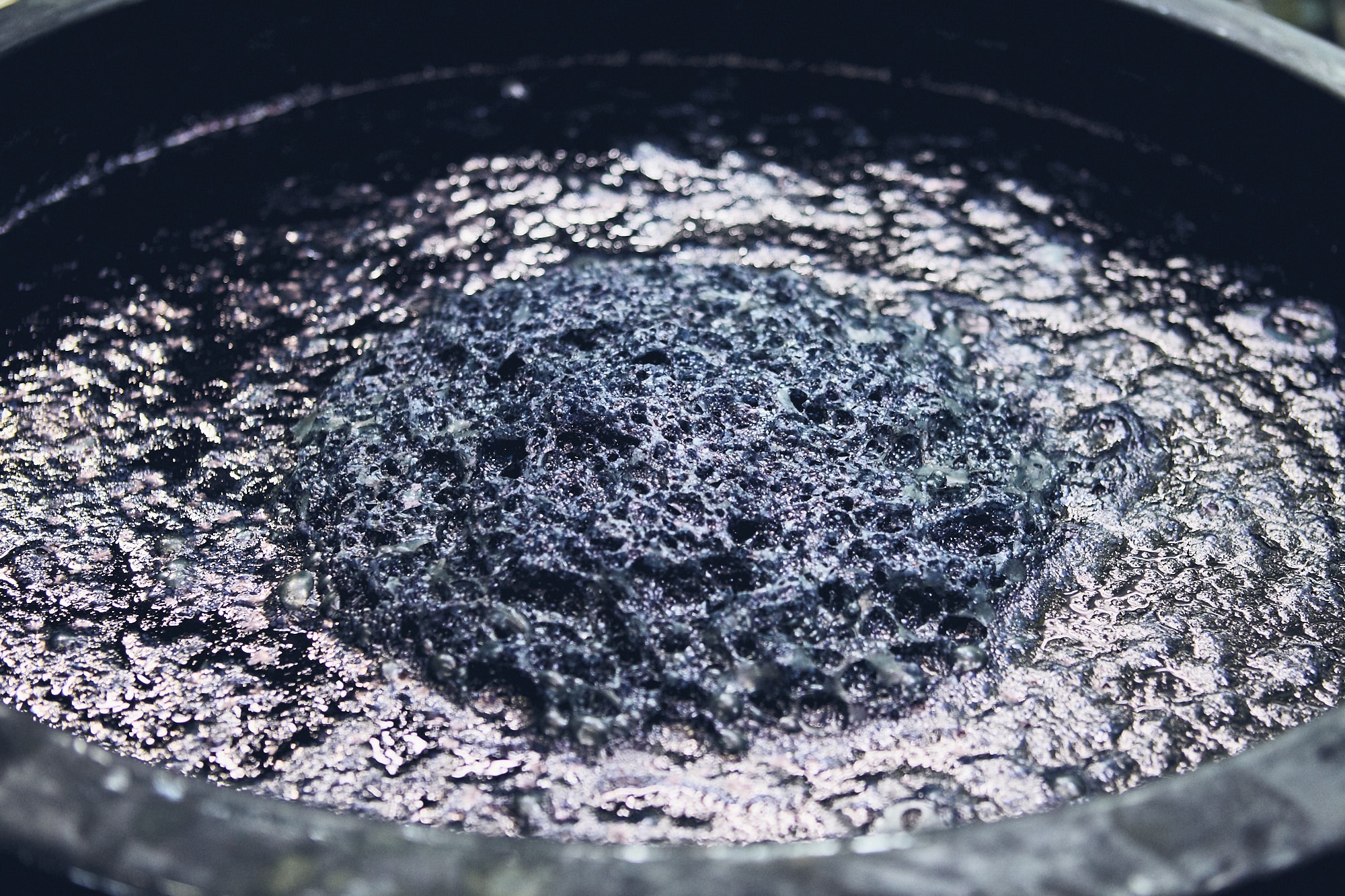 藍の華は、発酵が進み、染められるようになったサイン