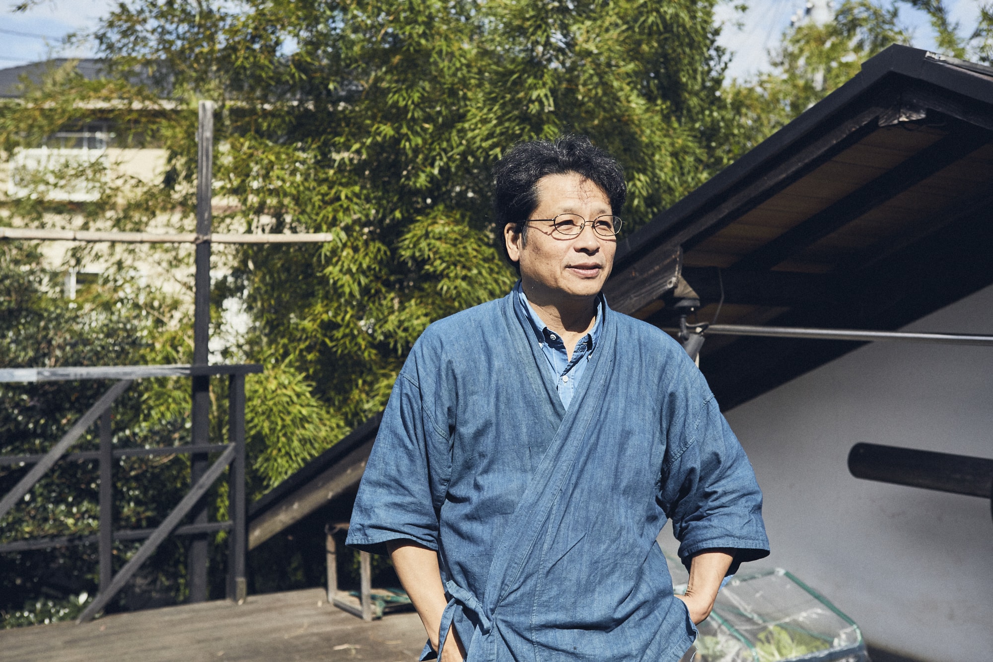 山崎 和樹（やまざき・かずき） 1957年群馬県高崎市生まれ。草木工房（草木染研究所柿生工房）主宰、染色工芸家、染色研究家。東北藝術工科大学非常勤講師、高崎市染料植物園講師、朝日カルチャーセンター講師。草木染の研究、作品制作を行い、展覧会、講習会を開催。1982年明治大学農学部修士課程修了後、父・青樹氏（群馬県指定重要無形文化財保持者）のもとで草木染の研究を始める。1985年川崎市麻生区に草木工房（草木染研究所柿生工房）を設立し、草木染講習会を開催。2002年信州大学工学系研究科博士後期課程修了、学術博士取得。国際天然染色会議で日本の草木染について発表（韓国、インドネシア、アメリカ、インド、フランス、中国）、2005年ミラノで草木染展とワークショップを開催。著書多数 http://yamazaki-kusakizome.com