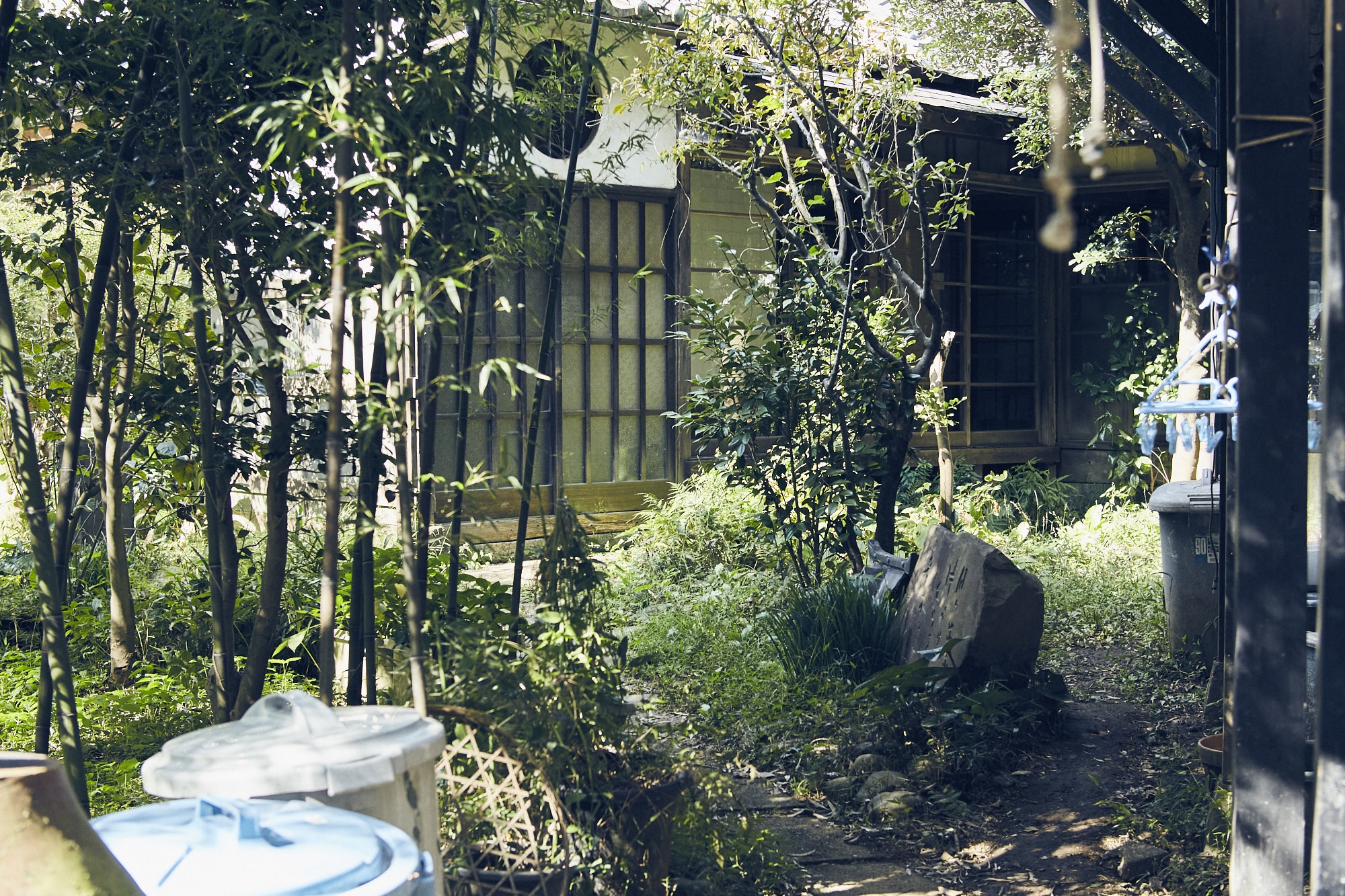 工房の奥には先々代が暮らした古い家があり、貴重な書籍や機など、たくさんの資料が保管されている