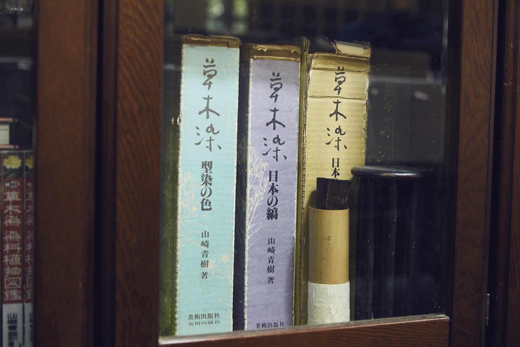 書棚には先代、青樹（せいじゅ）氏の著書も