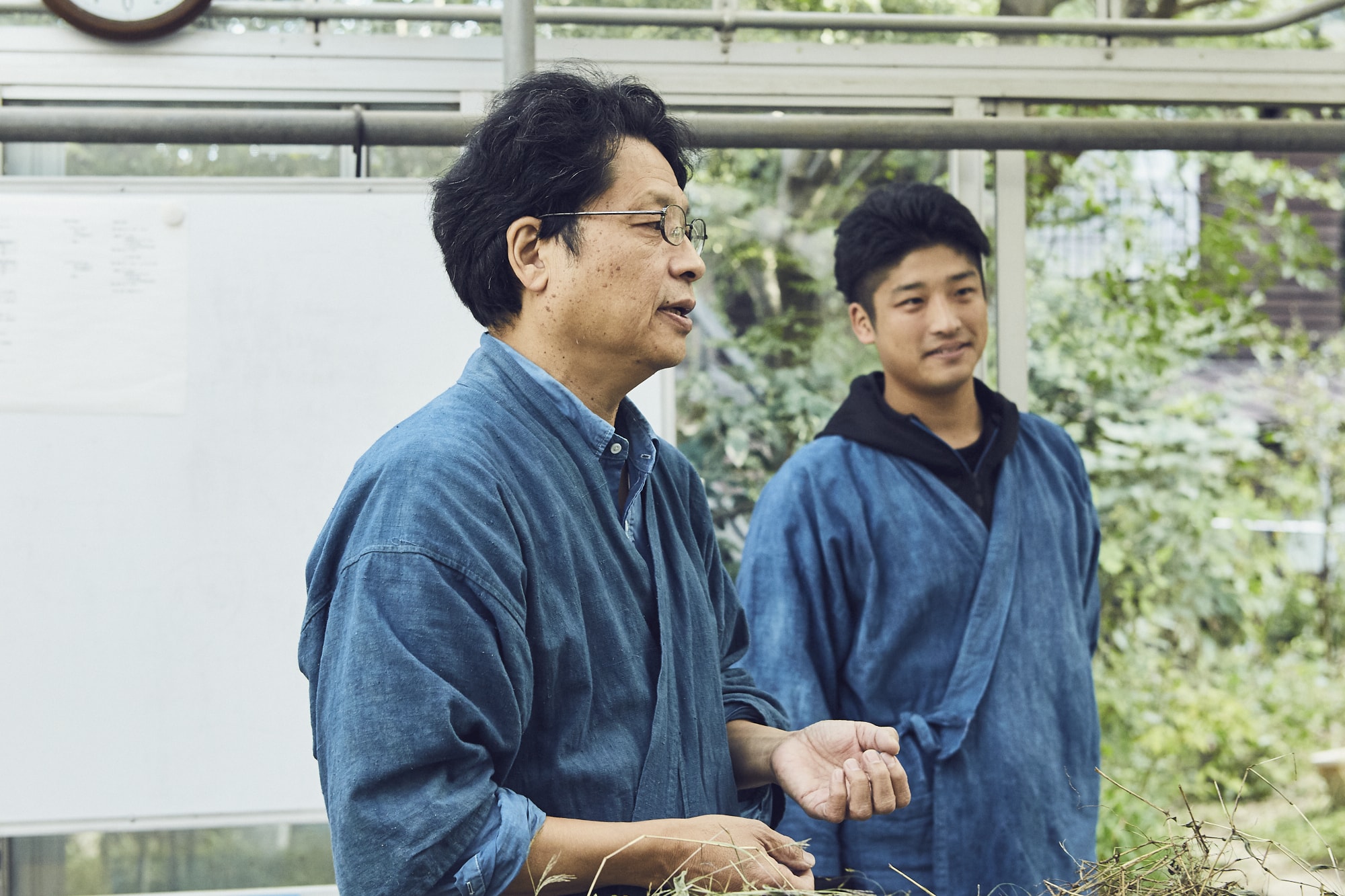 染色研究家でもある和樹氏のもとで、息子さんの広樹（ひろき）氏（右）が修行しつつともに染色に携わっている