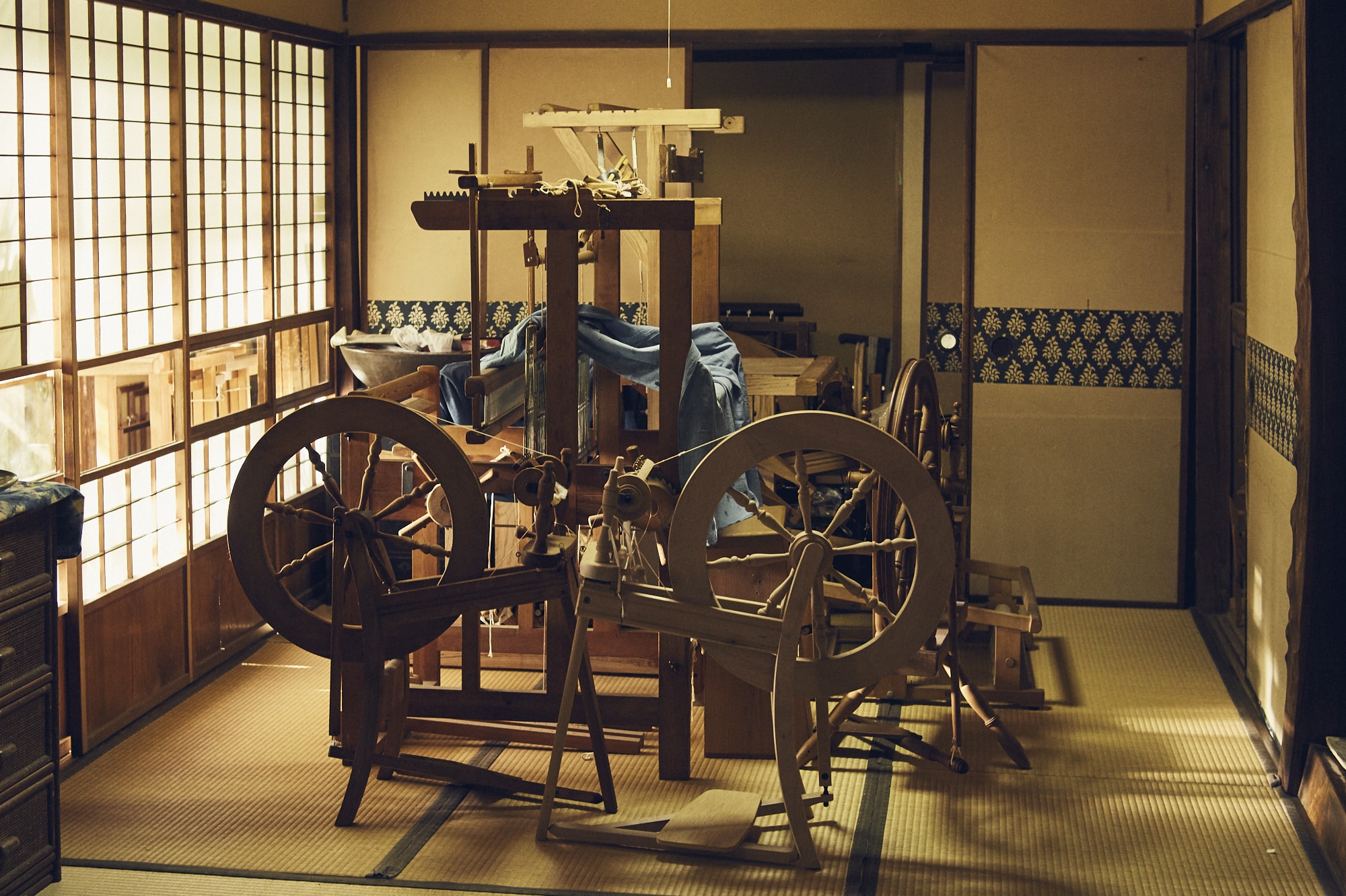 工房の奥には先々代が暮らした古い家があり、貴重な書籍や機など、たくさんの資料が保管されている