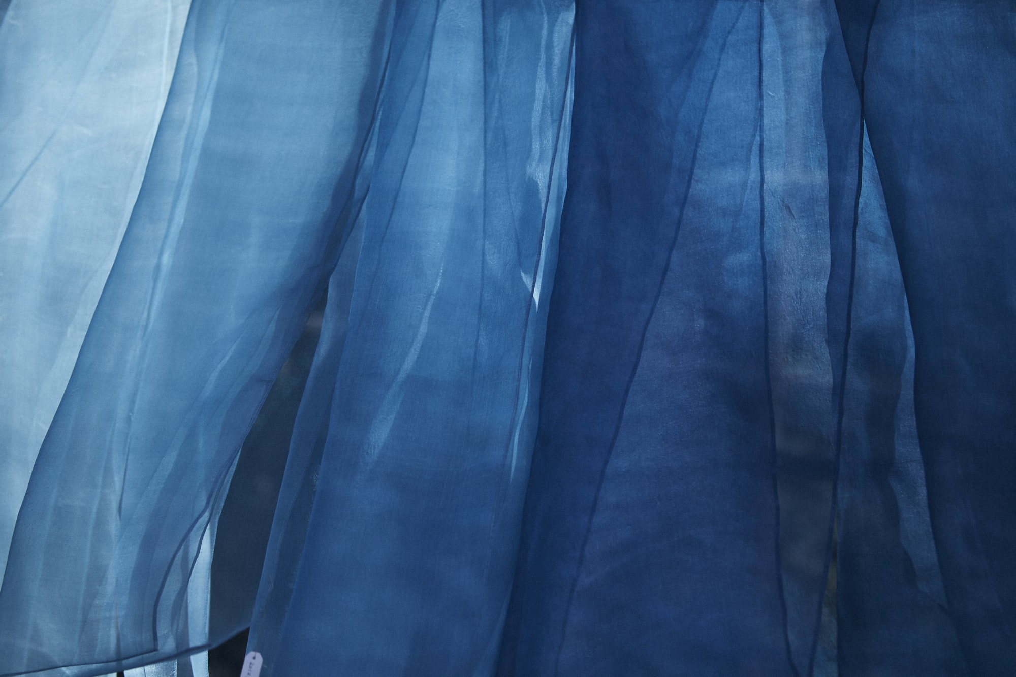 発酵が生む藍の彩り。染め重ねることによってより深い藍が生まれる &nbsp;