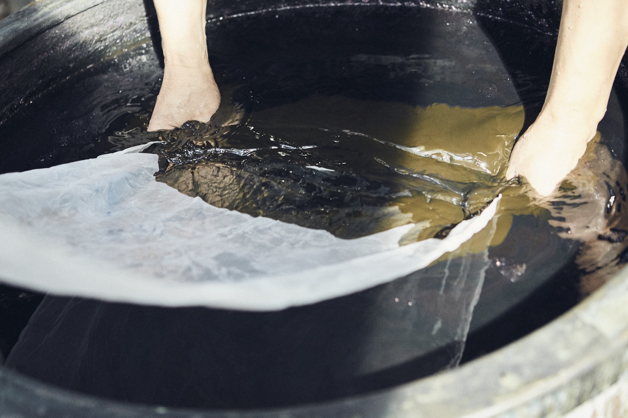 瓶の中に、そっと布を入れていく。二人の呼吸がぴったり合う必要がある