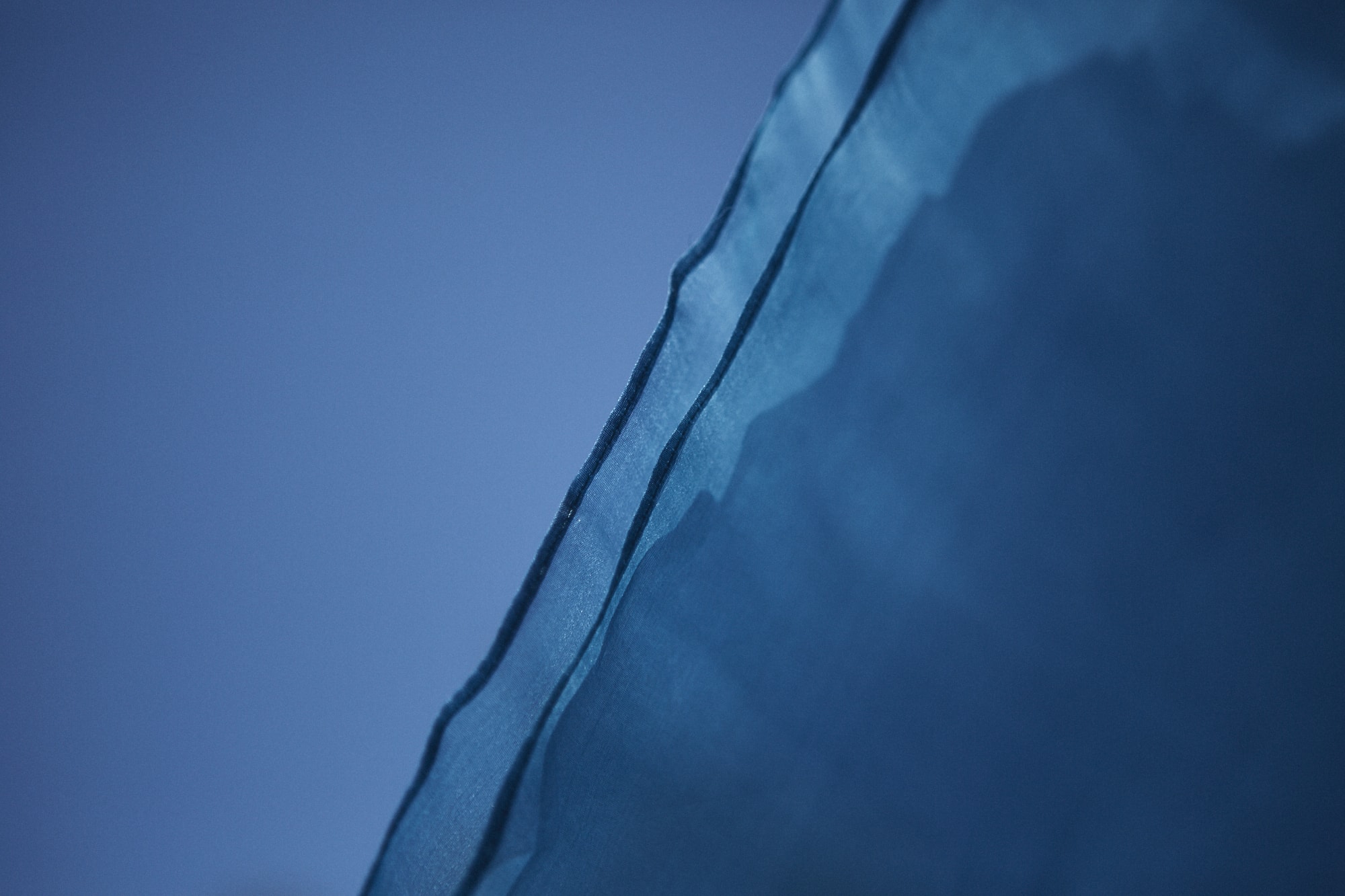 藍の生葉で染めた絹（シルクオーガンジー）。生葉で染めたものは、夏空のようなクリアな青に染まる