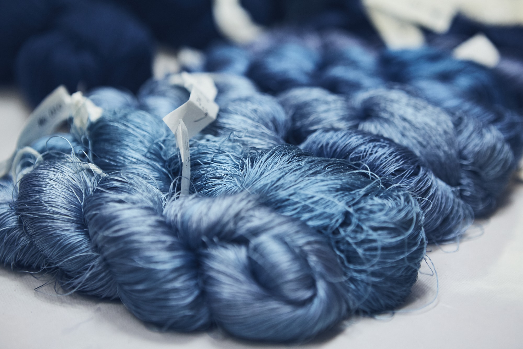 同じ藍染めでも、ひとつとして同じ色のものはない