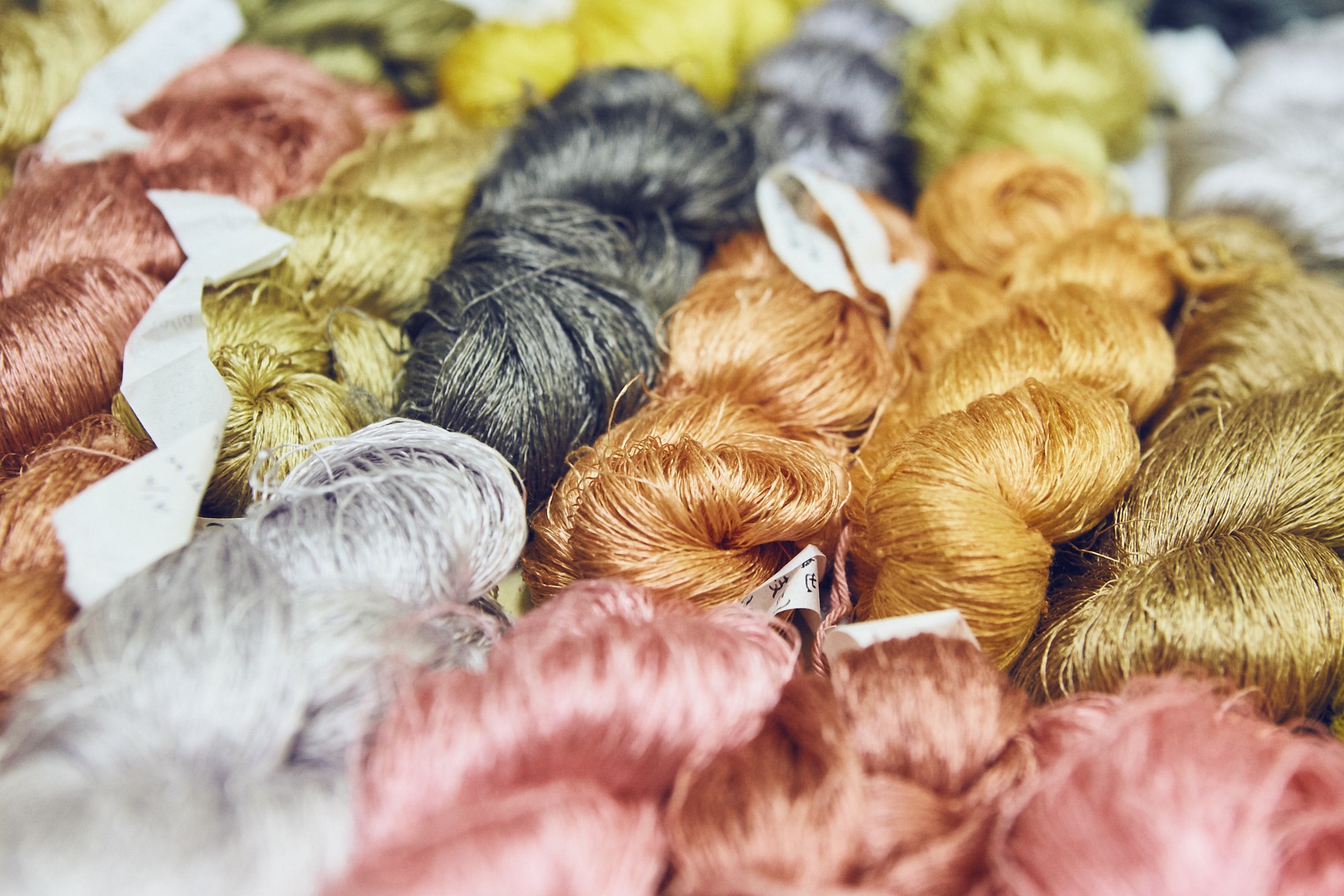 工房には、さまざまな美しい色の糸が並べられている。もちろんすべて自然素材で染められたもの