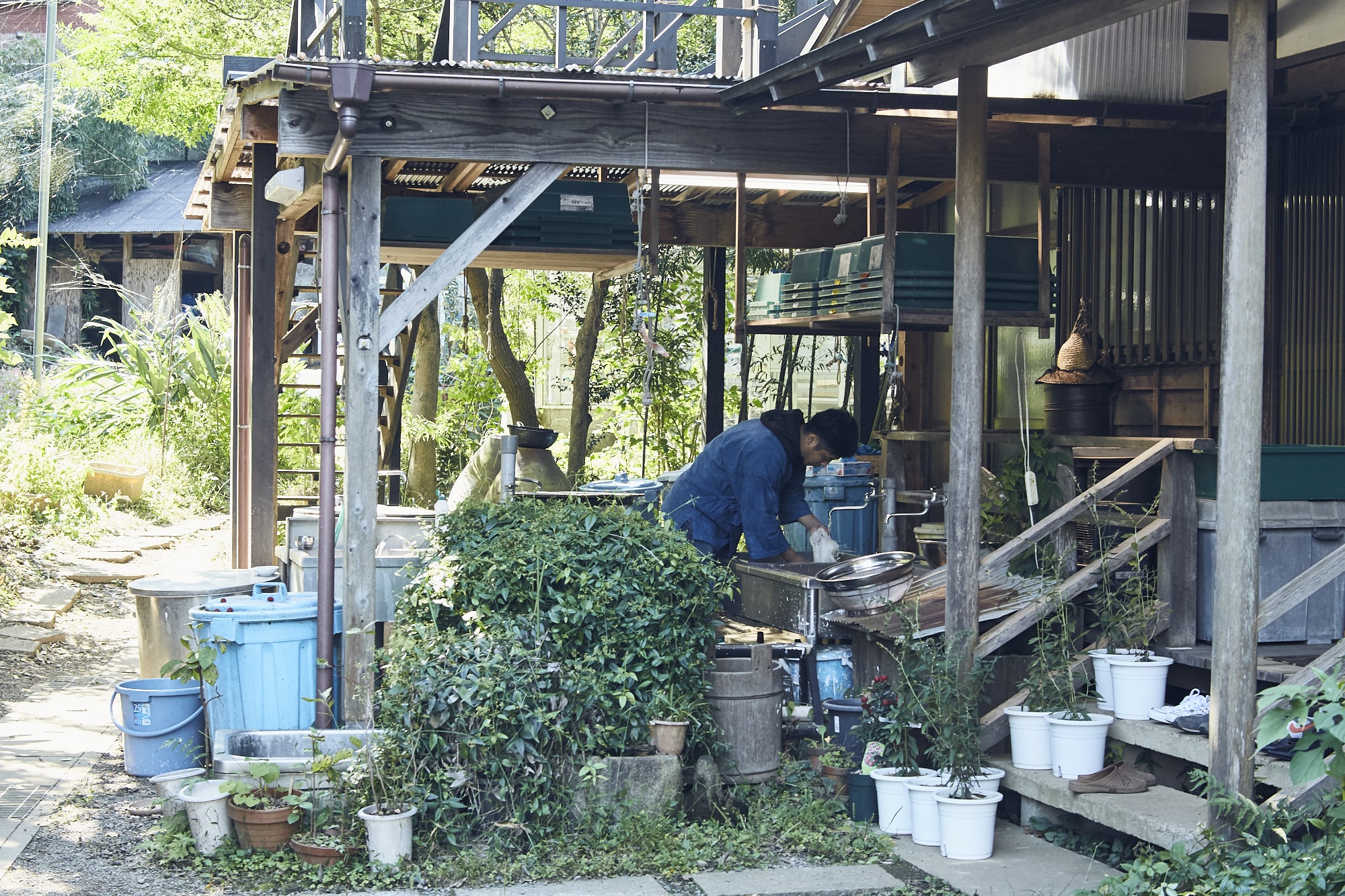 工房の外には、次の染めの準備をする広樹氏の姿があった
