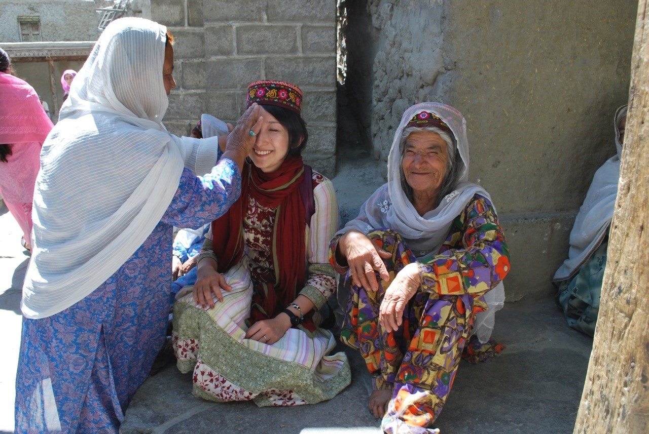 おばあちゃんたちに、この地域に伝わる民族衣装を着せてもらう ©︎Natsuko Shiraki