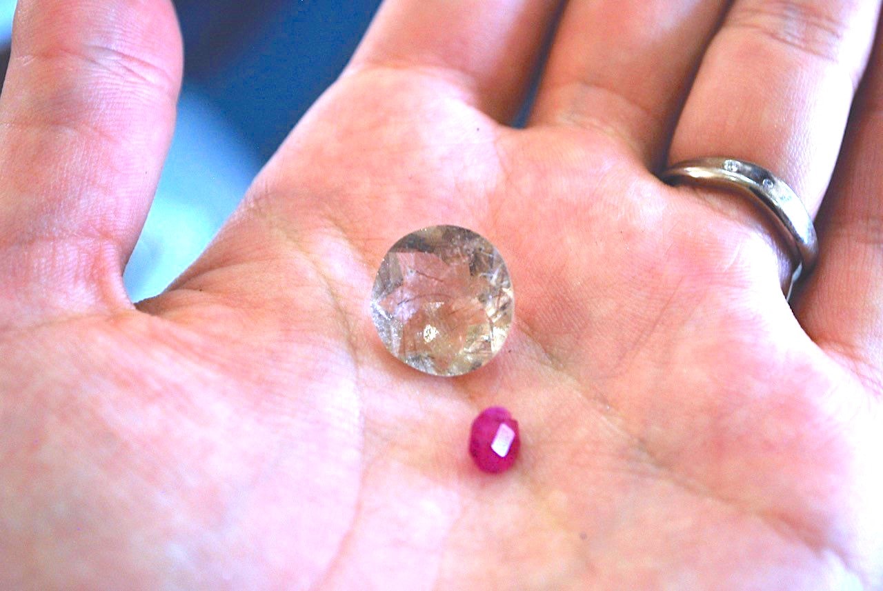 研磨・カッティングされたアクアマリンとルビー ©Natsuko Shiraki