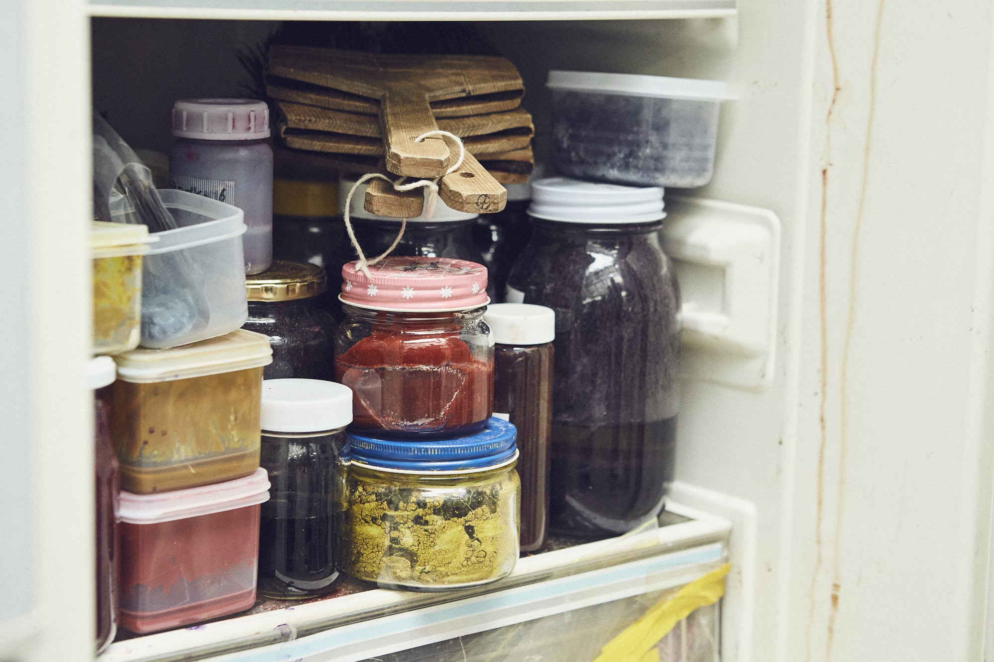 工房には、さまざまな染料が保管されている