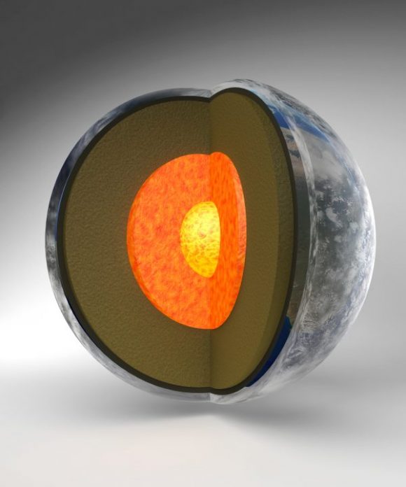 地球の内部構造は卵にたとえられる。表面を薄く覆う「地殻」が卵の殻の部分にあたり、その内部には白身にあたる「マントル」、中心部分の黄身になるのが金属でできた「核（コア）」。マントルは地球の体積の83%を占めるが、人類の直接探査はいまだ地殻の下にあるマントルにさえ到達していない ©︎SCIENCE PHOTO LIBRARY /amanaimages