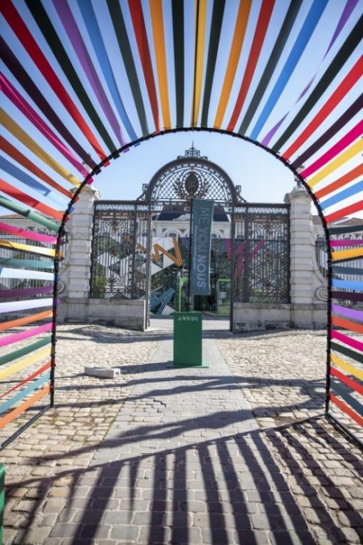 メイン会場の正面玄関に設置されたトンネルのカラーリボン。ビエンナーレのために10色がデザインされた ©Pierre Grasset