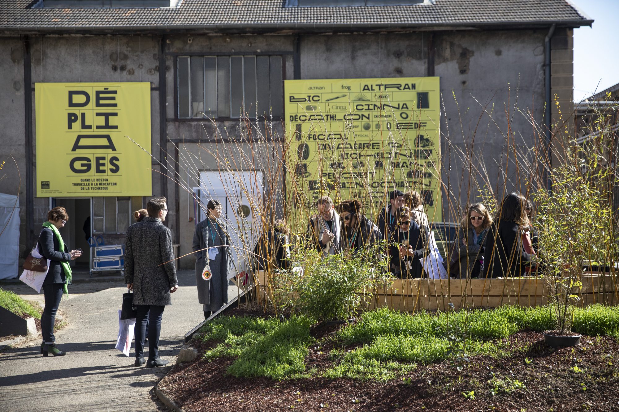 サンテティエンヌ出身のデザイナー、ジャン・セバスチャン・ポンセとモンラヴェル高校の生徒たちによる「Le Jardin des citernes（タンカーの庭）」は、メイン会場の中庭に各種の苗木を植えるプロジェクト。サンテティエンヌ銘菓であるチョコレート工場からカカオ豆の殻を回収し、新たな土壌に使用。地元からの廃棄物の還元を試みる。会期中、市内各所には地元の人々が苗木や種を植えられるコーナーが設けられている ©Pierre Grasset