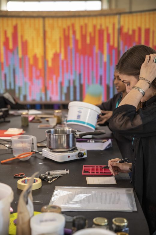 バイオマテリアルを実験するコーナー ©Pierre Grasset