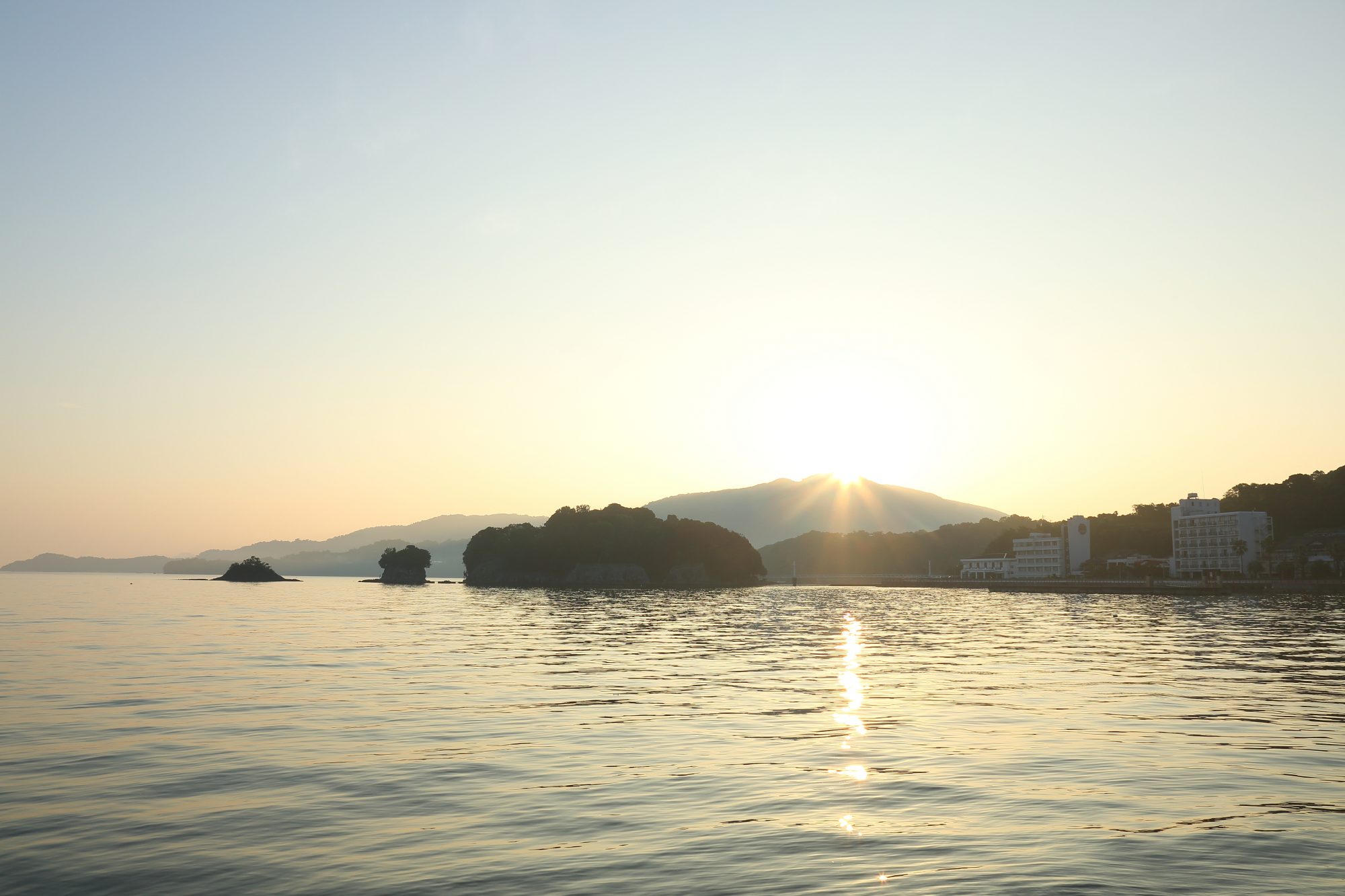 夜通しの撮影を終えて、水俣の海から上がったときに射し込んだ朝の光 ©︎尾﨑たまき