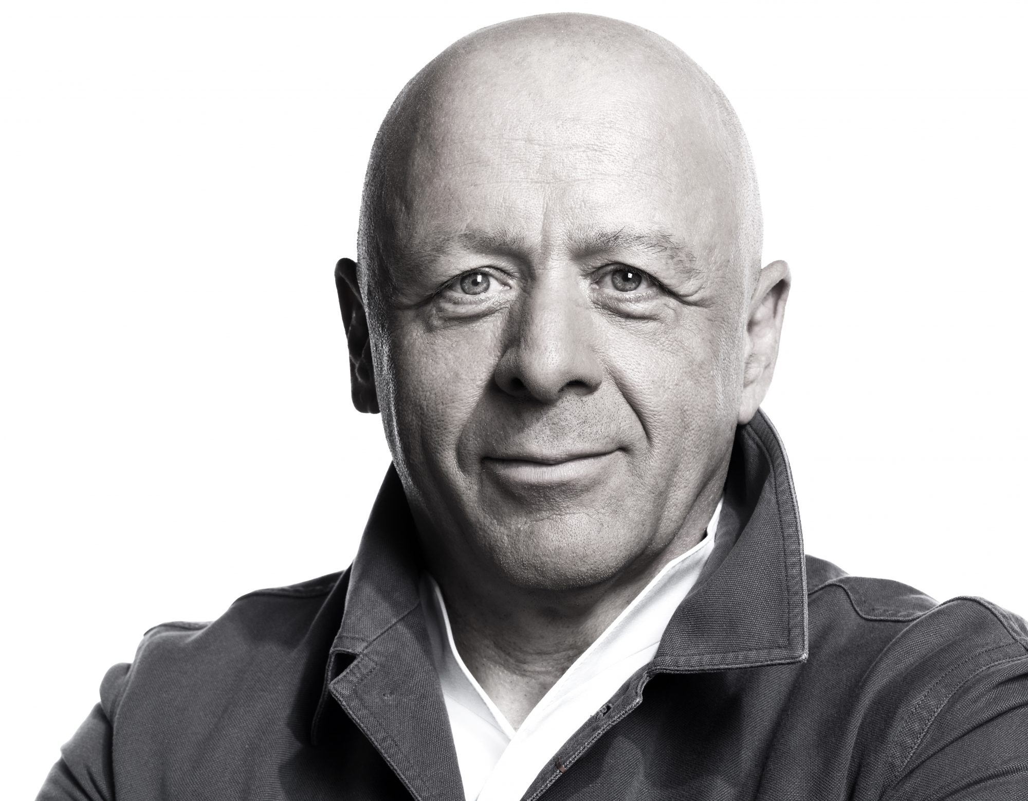 ティエリー・マルクス（Thierry Marx）／1962年パリ生まれ。「ルドワイヤン」「タイユヴァン」「ジョエル・ロブション」などでキャリアを積んだ後、ボルドーの「シャトー・コルディヤン・バージュ」のシェフとなり、ミシュランで二ツ星を獲得。2011年よりマンダリン・オリエンタル・パリのエグゼクテイブシェフ（総料理長）兼飲料部長。ホテル内にオープンしたメインレストラン「シュール・ムジュール・パル・ティエリー・マルクス」は二ツ星。日本では銀座で「THIERRY MARX salon（旧店名 THIERRY MARX）」と「THIERRY MARX dining（同 BISTRO MARX）」を展開する https://www.thierrymarx.com/ © Mathilde de l’Ecotais