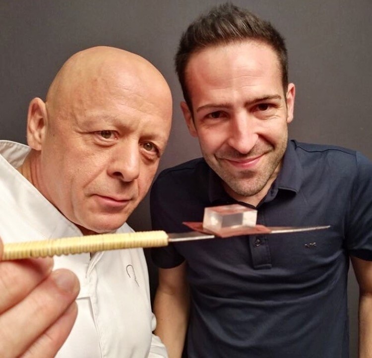 「透明なチョコレート」を試作するティエリー・マルクスと物理化学者のラファエル・オーモン（Raphaël Haumont） ©CFIC