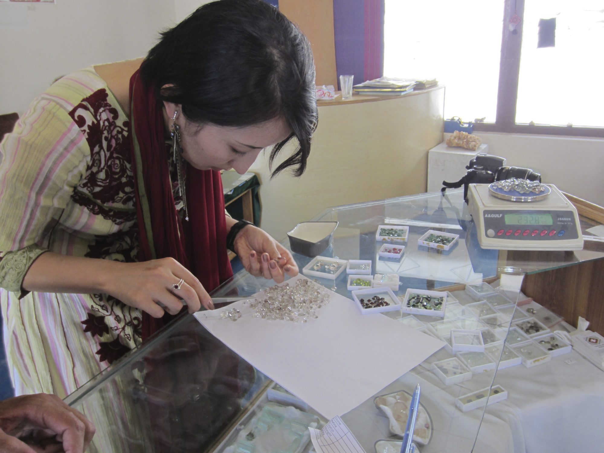 フンザ渓谷で産出されるジュエリーの品質を調べる筆者 ©Natsuko Shiraki