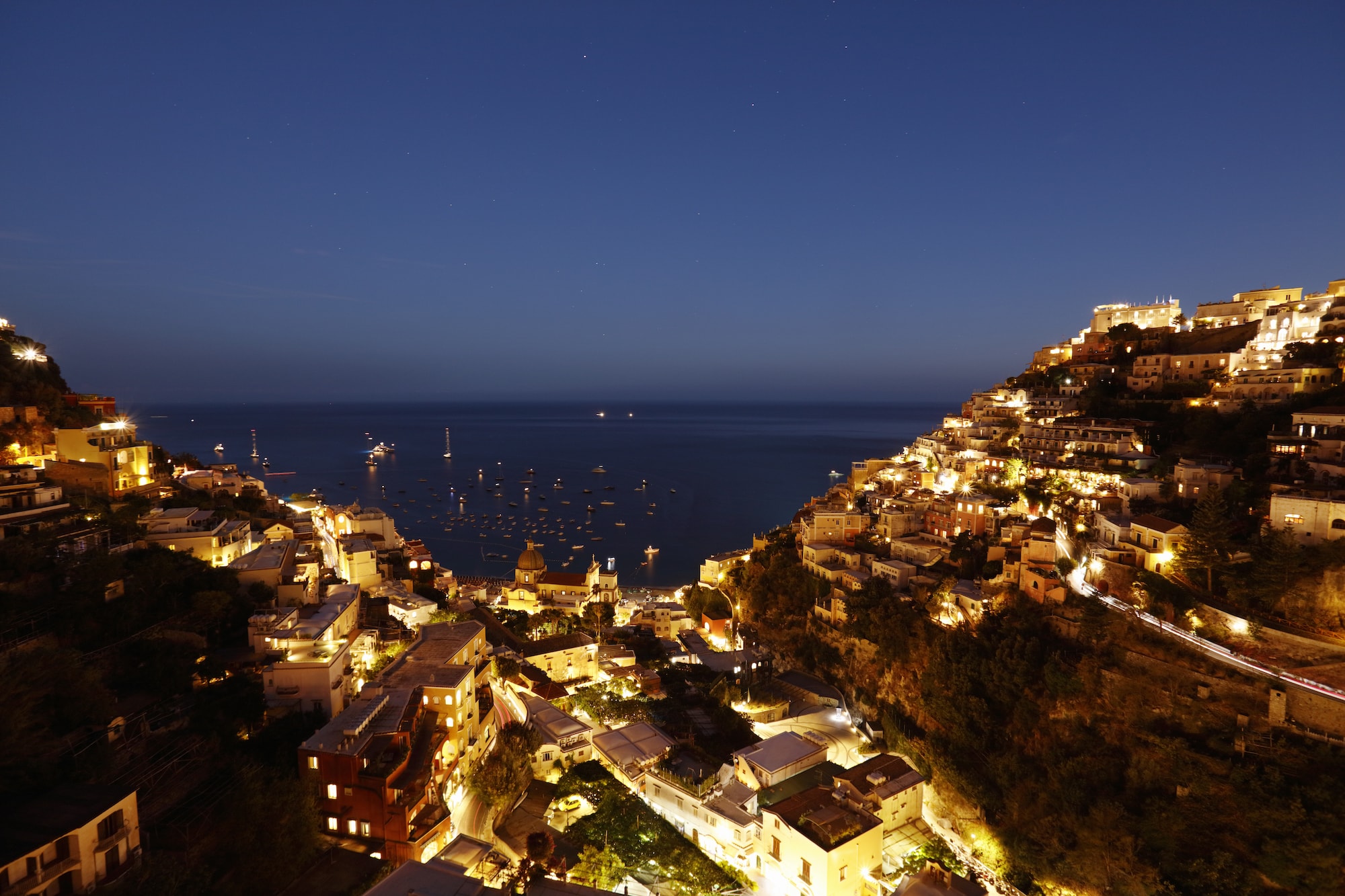 イタリア・アマルフィ海岸の町ポジターノの星空 ©dkey/a.collectionRF /amanaimages