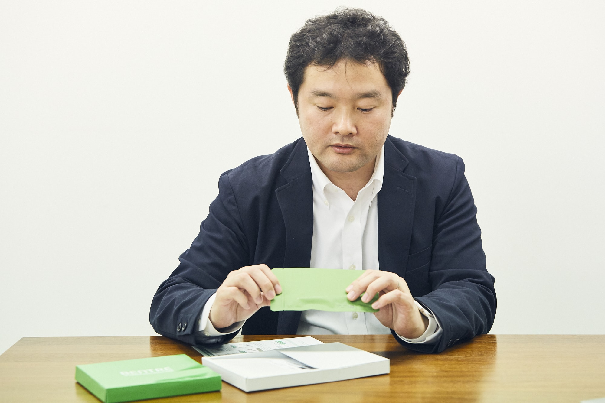 AuBが展開する「BENTRE（ベントレ）」は、腸内細菌検査に基づくコンディショニングサポートサービス。冨士川さんが手にしている検査キットを使って提出した便サンプルを解析、腸内環境を数値化する。結果を元に個人レポートが作成され、電話で解説を受けられるのが特徴