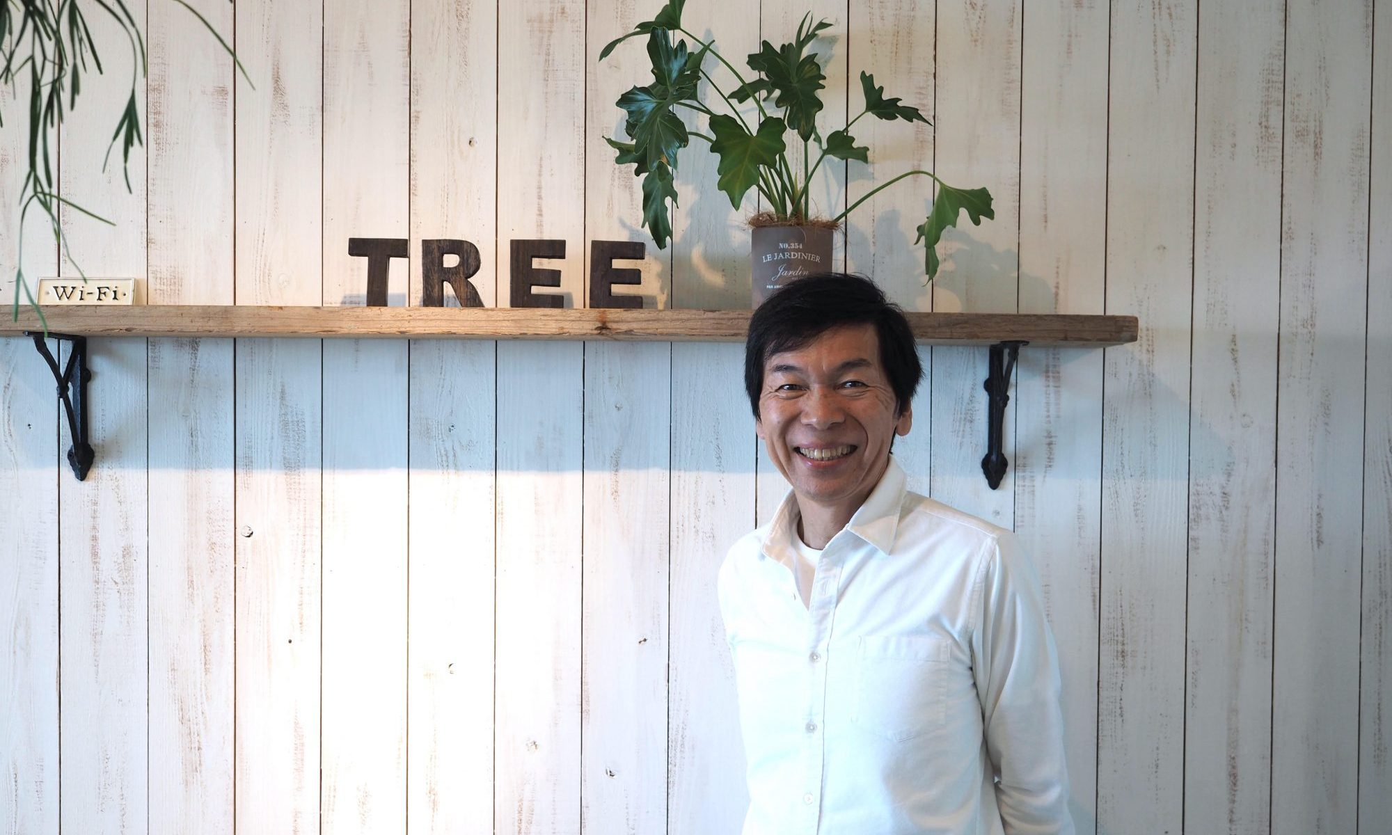 水野 雅弘（みずの・まさひろ）／株式会社TREE代表取締役。環境映像グローバルメディア「Green.TV」日本代表（本部・英国）。一般社団法人グリーンエデュケーション代表理事。金融機関を中心に大手企業150社以上のコンサルティング実績を積んだ後、社会的マーケティング事業にシフト。現在は持続可能な環境社会を実現するために、各省庁や自治体と共にICTや映像技術を活用した環境普及啓発事業や人材育成事業を推進。2006年には、グローバル環境映像メディアGreen.TV Japanのプロデューサーを兼務し、2016年国連の持続可能な開発目標SDGsを達成するために「SDGs.TV」を開始。都市と地域を繋ぐため、南紀白浜、鎌倉、札幌の三居住ライフで新しい働き方を実践している。  http://tree.vc/ （撮影：神吉 弘邦）